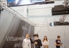 Полигон виртуальной реальности с футуристичным джойстиком